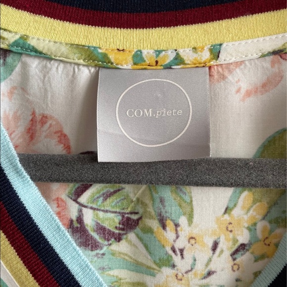 Hawaiian Floral Short Sleeve Flowy Top Size M - Picture 6 of 7